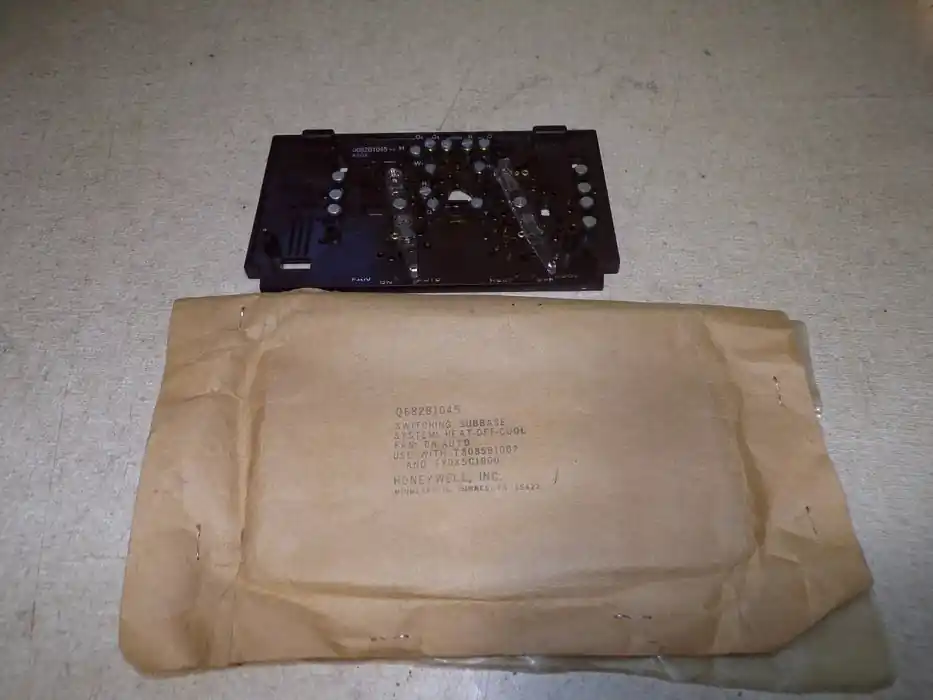 HONEYWELL Q682B1045 Subbase for T8085B&C Thermostats